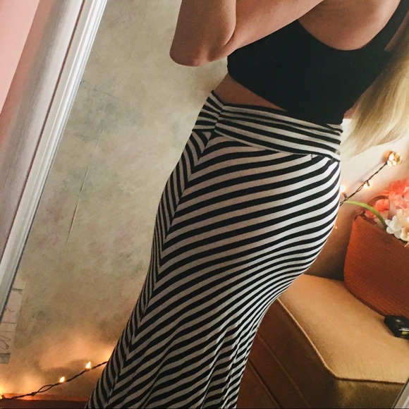 High waisted skirt and crop top. - Picture 5 of 8